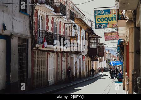 Architettura coloniale, case colorate, strade tranquille, giorno di sole a Potosi, Bolivia Foto Stock