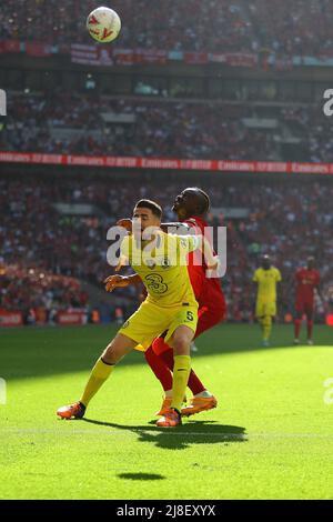 Londra, Regno Unito. 14th maggio 2022. Sadio Mane di Liverpool (r) e Jorginho di Chelsea in azione. Emirates fa Cup Final, Chelsea contro Liverpool al Wembley Stadium di Londra sabato 14th maggio 2022. Questa immagine può essere utilizzata solo per scopi editoriali. Solo per uso editoriale, licenza richiesta per uso commerciale. No use in scommesse, giochi o un singolo club/campionato/giocatore publications.pic di Andrew Orchard/Andrew Orchard sport photography/Alamy Live News Credit: Andrew Orchard sport photography/Alamy Live News Foto Stock