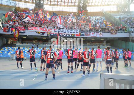 Napoli, Italia. 15th maggio 2022. i giocatori di genova sotto i loro tifosi al termine della partita durante la Serie A 2021/22 partita tra SSC Napoli e FC Genova Diago Armando Maradona Stadium Credit: Independent Photo Agency/Alamy Live News Foto Stock