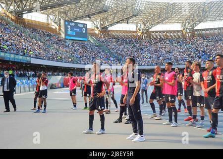 Napoli, Italia. 15th maggio 2022. i giocatori di genova sotto i loro tifosi al termine della partita durante la Serie A 2021/22 partita tra SSC Napoli e FC Genova Diago Armando Maradona Stadium Credit: Independent Photo Agency/Alamy Live News Foto Stock