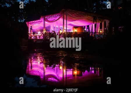 Tenda nella foresta per una festa di nozze. Foto Stock