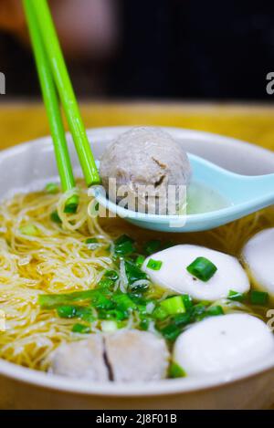 Zuppa di spaghetti con palle di pesce di Hong Kong dal ristorante locale Foto Stock