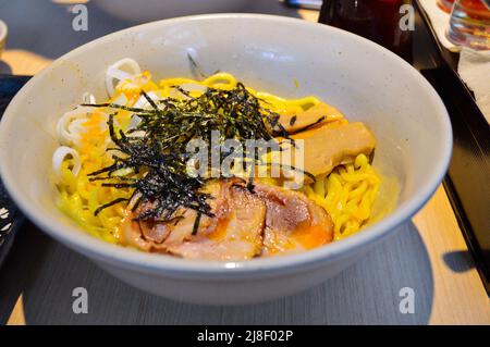 Una ciotola di ramen tonkotsu giapponese (zuppa di noodle) con le alghe e il maiale (tonkotsu) Foto Stock