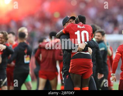 Londra, Regno Unito. 14th maggio 2022. Jurgen Klopp, direttore di Liverpool e Sadio Mané di Liverpool festeggia dopo la partita della Emirates fa Cup al Wembley Stadium di Londra. Il credito dovrebbe leggere: Paul Terry/Sportimage Credit: Sportimage/Alamy Live News Foto Stock