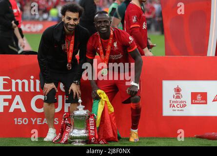Londra, Regno Unito. 14th maggio 2022. Mohamed Salah e Sadio Mané di Liverpool con il trofeo dopo la partita della Emirates fa Cup al Wembley Stadium di Londra. Il credito dovrebbe leggere: Paul Terry/Sportimage Credit: Sportimage/Alamy Live News Foto Stock