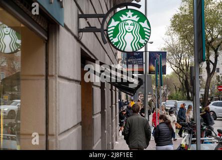 I pedoni passano davanti alla catena multinazionale americana Starbucks Coffee Store in Spagna. Foto Stock
