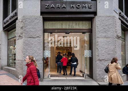 Madrid, Spagna. 14th maggio 2022. I pedoni passano accanto al gruppo spagnolo Inditex dedicato alla produzione di mobili e tessuti per la casa, Zara Home, negozio in Spagna. (Foto di Xavi Lopez/ SOPA Images/Sipa USA) Credit: Sipa USA/Alamy Live News Foto Stock