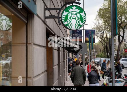 Madrid, Spagna. 1st Apr 2022. I pedoni passano davanti alla catena multinazionale americana Starbucks Coffee Store in Spagna. (Credit Image: © Xavi Lopez/SOPA Images via ZUMA Press Wire) Foto Stock