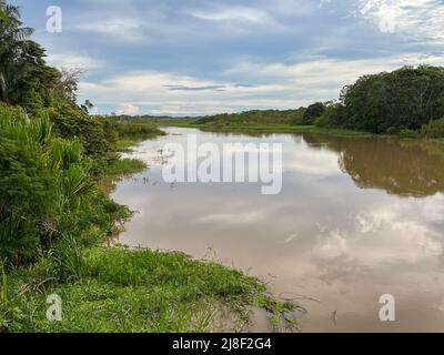 Fiume Yarapa con riflessi del cielo nell'Amazzonia peruviana Foto Stock