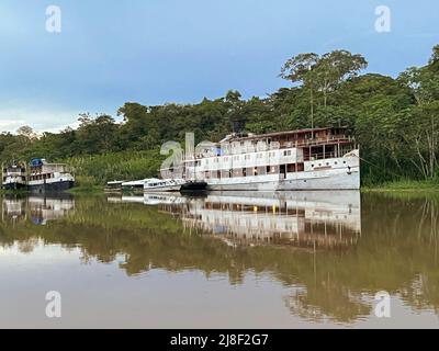 'Rio Amazonas' barca costruita in Scozia nel 1899 per il commercio della gomma. La barca è ancorata sul fiume Yarapa, un affluente al largo del Rio delle Amazzoni. Foto Stock