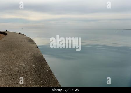 Scena tranquilla sul lungolago di Chicago che guarda attraverso il Lago Michigan fino all'orizzonte Foto Stock