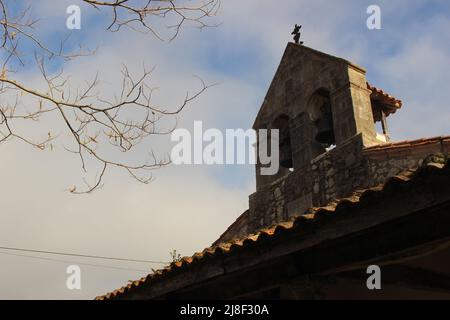 Chiesa di Cuerres, sulla strada di San Giacomo (Asturie, Spagna) Foto Stock