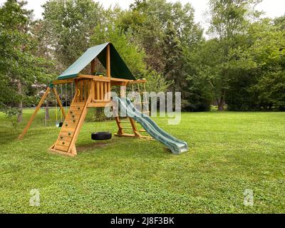 Set Swing in legno scivoli per bambini Outdoor Backyard Playset Clubhouse, parete per arrampicata su roccia, altalene con altalena per pneumatici, una scala di accesso Foto Stock