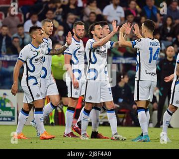 Cagliari, Italia. 15th maggio 2022. Matteo Darmian (2nd R) del FC Inter festeggia il suo traguardo durante una partita di calcio del 15 maggio 2022 tra il FC Inter e Cagliari a Cagliari. Credit: Str/Xinhua/Alamy Live News Foto Stock