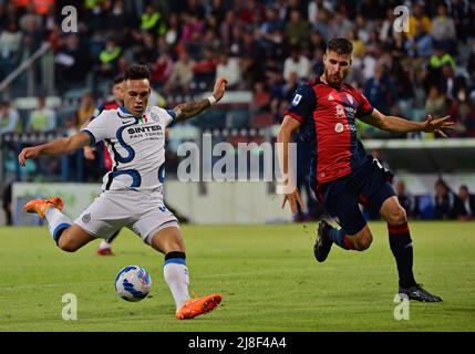 Cagliari, Italia. 15th maggio 2022. Il 15 maggio 2022 il FC Inter's Lautaro Martinez segna il suo primo goal durante una partita di calcio a Cagliari tra il FC Inter e Cagliari. Credit: Str/Xinhua/Alamy Live News Foto Stock