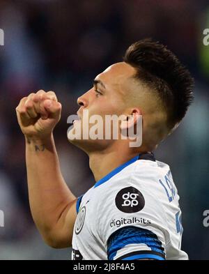 Cagliari, Italia. 15th maggio 2022. Il 15 maggio 2022 il FC Inter's Lautaro Martinez festeggia il suo primo gol durante una partita di calcio a tra il FC Inter e Cagliari a Cagliari. Credit: Str/Xinhua/Alamy Live News Foto Stock