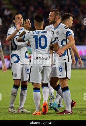 Cagliari, Italia. 15th maggio 2022. Lautaro Martinez di FC Inter festeggia il suo primo gol con i suoi compagni di squadra durante una partita di calcio della Serie A tra FC Inter e Cagliari a Cagliari, Italia, il 15 maggio 2022. Credit: Str/Xinhua/Alamy Live News Foto Stock