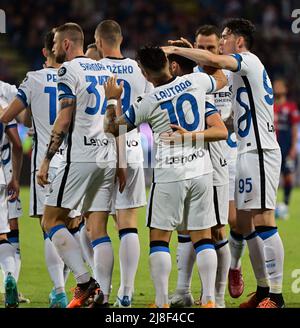 Cagliari, Italia. 15th maggio 2022. Lautaro Martinez di FC Inter festeggia il suo primo gol con i suoi compagni di squadra durante una partita di calcio della Serie A tra FC Inter e Cagliari a Cagliari, Italia, il 15 maggio 2022. Credit: Str/Xinhua/Alamy Live News Foto Stock