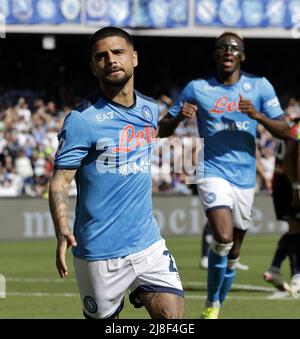 Napoli, Italia. 15th maggio 2022. Lorenzo Insigne di Napoli festeggia il suo traguardo durante una partita di calcio tra Napoli e Genova a Napoli, Italia, il 15 maggio 2022. Credit: Str/Xinhua/Alamy Live News Foto Stock