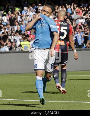 Napoli, Italia. 15th maggio 2022. Stanislav Lobotka di Napoli celebra il suo obiettivo durante una partita di calcio della Serie A tra Napoli e Genova a Napoli, Italia, il 15 maggio 2022. Credit: Str/Xinhua/Alamy Live News Foto Stock