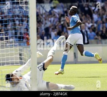 Napoli, Italia. 15th maggio 2022. Victor Osimhen (R) di Napoli festeggia il suo obiettivo durante una partita di calcio a Napoli e Genova a Napoli, Italia, il 15 maggio 2022. Credit: Str/Xinhua/Alamy Live News Foto Stock