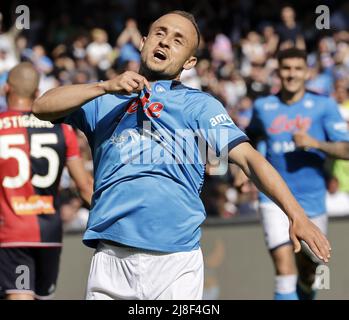 Napoli, Italia. 15th maggio 2022. Stanislav Lobotka di Napoli celebra il suo obiettivo durante una partita di calcio della Serie A tra Napoli e Genova a Napoli, Italia, il 15 maggio 2022. Credit: Str/Xinhua/Alamy Live News Foto Stock