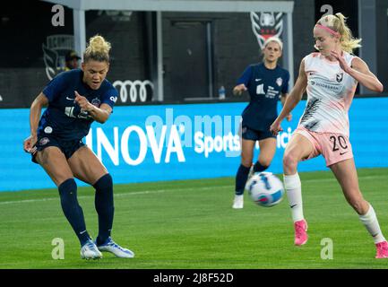 WASHINGTON, DC, USA - 15 MAGGIO 2022: Washington Spirit Forward Trinity Rodman (2) invia oltre una croce Angel City FC Forward Tyler Lussi (20) durante una partita NWSL tra Washington Spirit e Angel City FC, il 15 maggio 2022, presso Audi Field, a Washington, CC. (Foto di Tony Quinn-Alamy Live News) Foto Stock