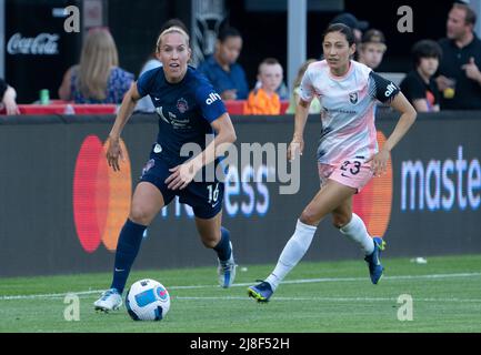 WASHINGTON, DC, USA - 15 MAGGIO 2022: Julia Roddar, difensore dello Spirito di Washington (16), si allontana dall'Angel City FC in avanti Christen Press (23) durante una partita NWSL tra il Washington Spirit e l'Angel City FC, il 15 maggio 2022, presso Audi Field, a Washington, CC. (Foto di Tony Quinn-Alamy Live News) Foto Stock