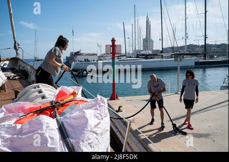 Badalona, Spagna. 14th maggio 2022. Membri dell'equipaggio visti durante la preparazione della barca. Astral, la prima barca a vela della ONG spagnola Open Arms, si prepara a navigare per la Missione 91 nell'area del Mediterraneo centrale. Credit: SOPA Images Limited/Alamy Live News Foto Stock