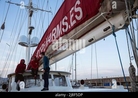 Badalona, Spagna. 14th maggio 2022. Membri dell'equipaggio visto sulla barca. Astral, la prima barca a vela della ONG spagnola Open Arms, si prepara a navigare per la Missione 91 nell'area del Mediterraneo centrale. Credit: SOPA Images Limited/Alamy Live News Foto Stock