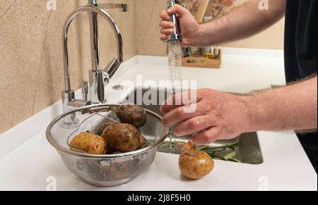 Lavello e cestino di patate sporche in cucina Foto Stock