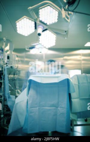 Lampada da lavoro e da lavoro dei chirurghi nella sala operatoria. Immagine offuscata e astratta per un background chirurgico o medico Foto Stock