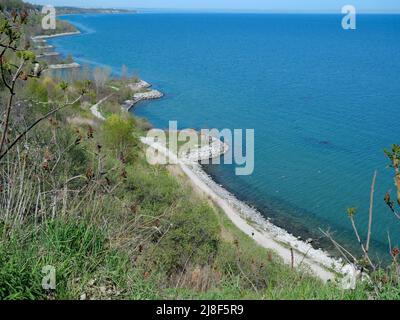 Sentiero accanto al lago Ontario, visto dall'alto dai Scarborough Bluffs Foto Stock