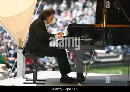 Varsavia, Polonia. 15th maggio 2022. Il pianista Marc Laforet suona il pianoforte durante un concerto all'aperto Chopin presso il Royal Lazienki Park di Varsavia, Polonia, 15 maggio 2022. Domenica è iniziata la stagione 63rd dei Concerti Chopin nella Lazienki reale. I recital ai piedi del monumento Chopin si tengono ogni domenica dal 15 maggio al 25 settembre. Credit: Alexey Vitvitsky/Xinhua/Alamy Live News Foto Stock