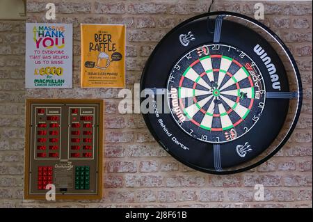 Dartboard e score digitale sul muro di un pub del Regno Unito Foto Stock