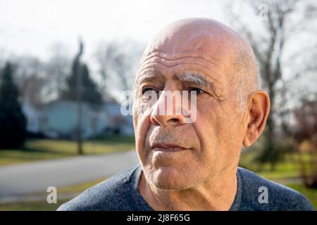 adulto anziano maschio caucasico in abbigliamento causale con corona di chiodatura bianca e grigia Foto Stock