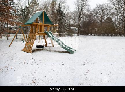 area giochi per i chlidrens di backyeard con copertura da neve libera Foto Stock