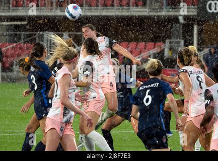 WASHINGTON, DC, USA - 15 MAGGIO 2022: Il centrocampista Angel City FC Vanessa Gilles (4) si allontana da un calcio d'angolo durante una partita NWSL tra Washington Spirit e Angel City FC, il 15 maggio 2022, presso Audi Field, a Washington, CC. (Foto di Tony Quinn-Alamy Live News) Foto Stock