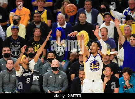 San Francisco, Stati Uniti. 09th maggio 2022. In questa foto del 9 maggio 2022, otto Porter Jr. (Photo by 32) spara contro Ziaire Williams di Memphis Grizzlies (8) nel quarto trimestre al Chase Center di San Francisco, California (Photo by Shae Hammond/Bay Area News Group/TNS/Sipa USA) Credit: Sipa USA/Alamy Live News Foto Stock