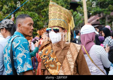 Il partito di 'Sekura' è una faccia-copertura fatta di legno o di stoffa che adorna il fronte. Sekura è un tipo di maschera d'arte originaria della Lampung Indonesia Foto Stock