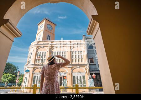 I viaggiatori con maschera camminano sulla strada della città vecchia di Phuket con l'architettura del Palazzo sino Portoghese nella zona della città vecchia di Phuket, Thailandia. Conc. Viaggio Foto Stock
