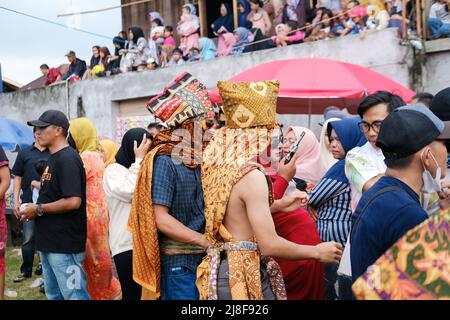 Il partito di 'Sekura' è una faccia-copertura fatta di legno o di stoffa che adorna il fronte. Sekura è un tipo di maschera d'arte originaria della Lampung Indonesia Foto Stock