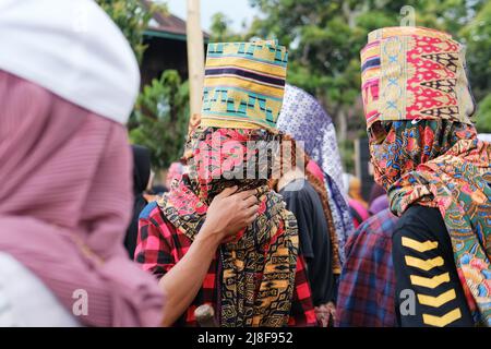 Il partito di 'Sekura' è una faccia-copertura fatta di legno o di stoffa che adorna il fronte. Sekura è un tipo di maschera d'arte originaria della Lampung Indonesia Foto Stock