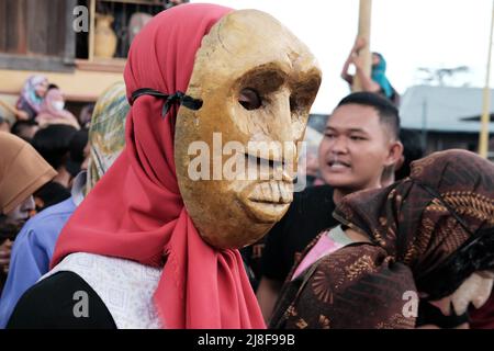 Il partito di 'Sekura' è una faccia-copertura fatta di legno o di stoffa che adorna il fronte. Sekura è un tipo di maschera d'arte originaria della Lampung Indonesia Foto Stock