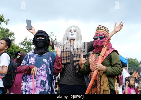 Il partito di 'Sekura' è una faccia-copertura fatta di legno o di stoffa che adorna il fronte. Sekura è un tipo di maschera d'arte originaria della Lampung Indonesia Foto Stock