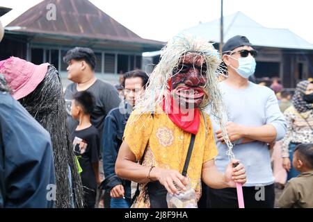 Il partito di 'Sekura' è una faccia-copertura fatta di legno o di stoffa che adorna il fronte. Sekura è un tipo di maschera d'arte originaria della Lampung Indonesia Foto Stock