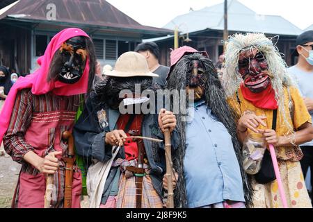 Il partito di 'Sekura' è una faccia-copertura fatta di legno o di stoffa che adorna il fronte. Sekura è un tipo di maschera d'arte originaria della Lampung Indonesia Foto Stock