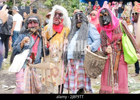 Il partito di 'Sekura' è una faccia-copertura fatta di legno o di stoffa che adorna il fronte. Sekura è un tipo di maschera d'arte originaria della Lampung Indonesia Foto Stock