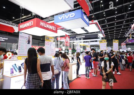 Bangkok, Tailandia. 15th maggio 2022. Thailand Mobile Expo 2022, la più grande fiera di telefonia mobile del paese, la 38th volte, ha portato attraente telefoni cellulari in vendita da molti distributori. Tra le promozioni sui telefoni cellulari e gli operatori di telefonia mobile in Thailandia, l'evento si terrà tra il 12 e il 15 maggio 2022 presso il BITEC Bangna. (Foto di Adirach Toumlamoon/Pacific Press) Credit: Pacific Press Media Production Corp./Alamy Live News Foto Stock