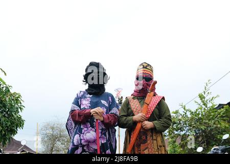 Il partito di 'Sekura' è una faccia-copertura fatta di legno o di stoffa che adorna il fronte. Sekura è un tipo di maschera d'arte originaria della Lampung Indonesia Foto Stock